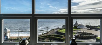 Bay View - Private parking, beach views, central location