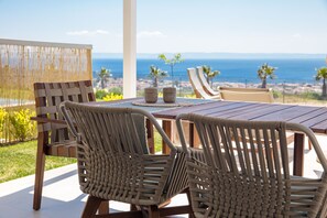 Villa, vista al mar | Terraza o patio