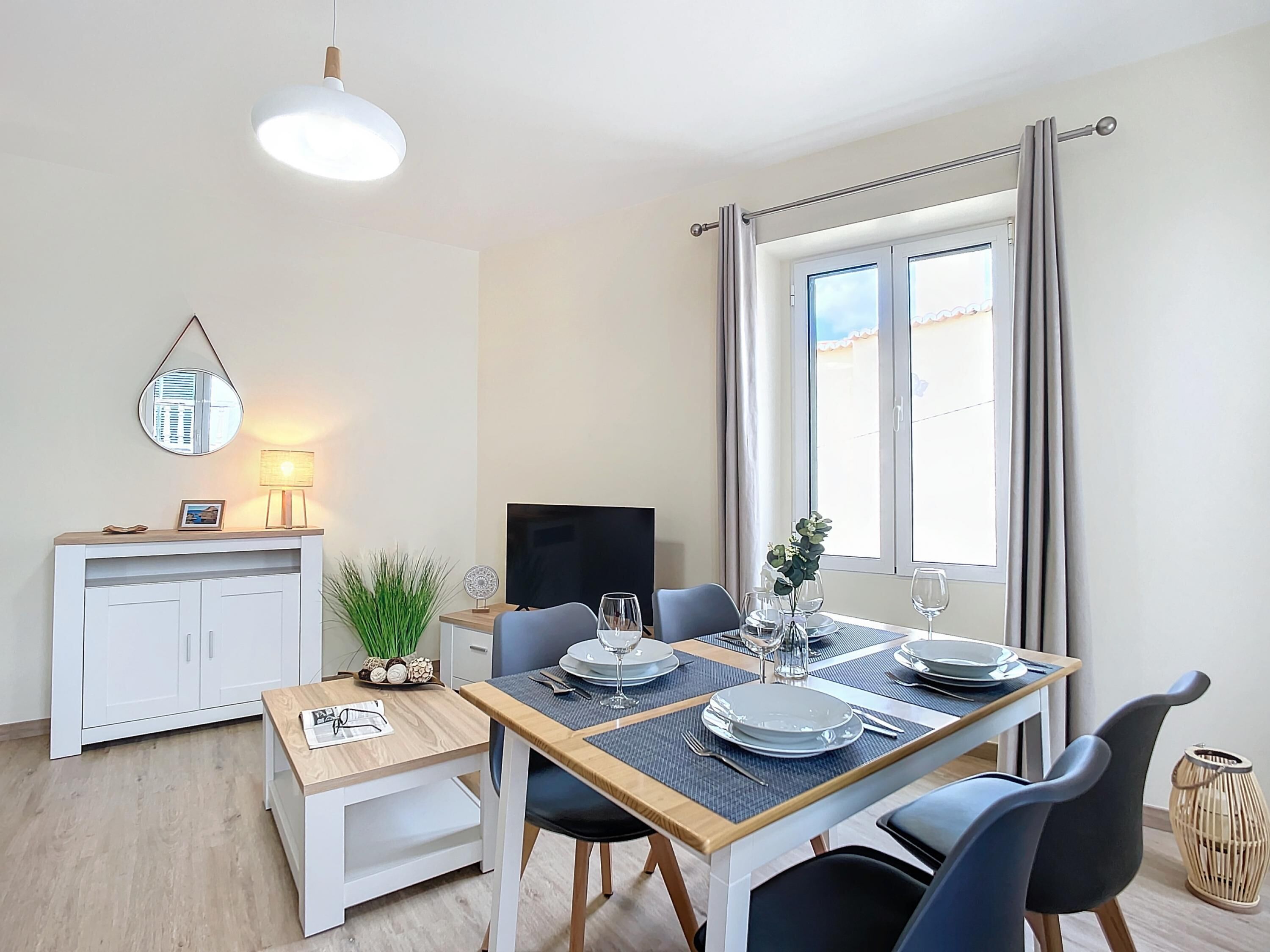 Casa | 1 quarto, escrivaninha