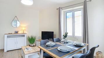 Casa | 1 quarto, escrivaninha