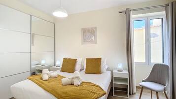 Casa | 1 quarto, escrivaninha