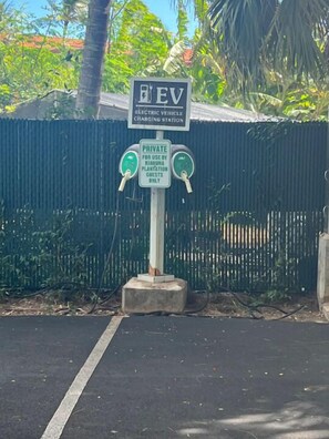 Schild einer Ladestation für Elektrofahrzeuge mit Hinweis auf private Nutzung, ausschließlich für Gäste der Kiahnua Plantation.