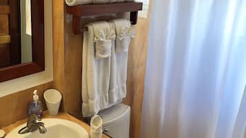 Secadora de cabello, toallas, papel de baño