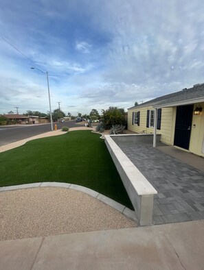 Property grounds - Old Town bungalow close to fun! (Scottsdale)