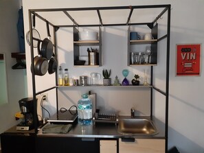Køleskab, mikrobølgeovn, kogeplade, kaffe-/temaskine