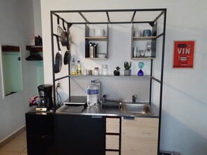 Refrigerador, microondas, parrilla de estufa y cafetera y tetera