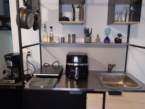 Refrigerador, microondas, parrilla de estufa y cafetera y tetera 