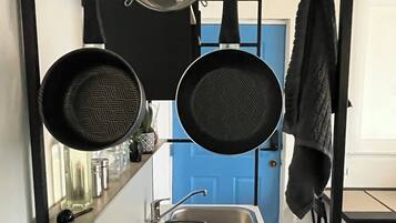 Frigorifero, microonde, piano cottura, macchina per tè/caffè