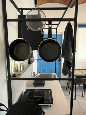 Køleskab, mikrobølgeovn, kogeplade, kaffe-/temaskine