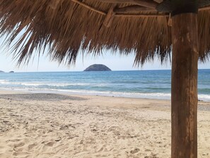 On the beach, beach towels - "Le Petit Oasis" Pool, AC and Beach 1 minute away (Centro)