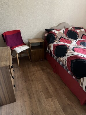 Habitación Confort doble | Escritorio y espacio para trabajar con un portátil