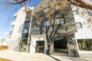 Exterior - Sweet Bali Sanctuary-2bdrm-UG Parking-5 min to DTN (Edmonton)