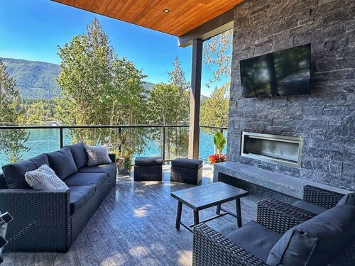 The Haven - Spacious Lakeview Getaway with Hot Tub, Sauna & Beach Access