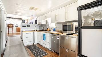 Réfrigérateur, micro-ondes, lave-vaisselle, cafetiÚre/bouilloire