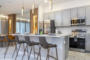 冷蔵庫、電子レンジ、オーブン、コンロ