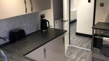 Réfrigérateur, micro-ondes, four, bouilloire électrique