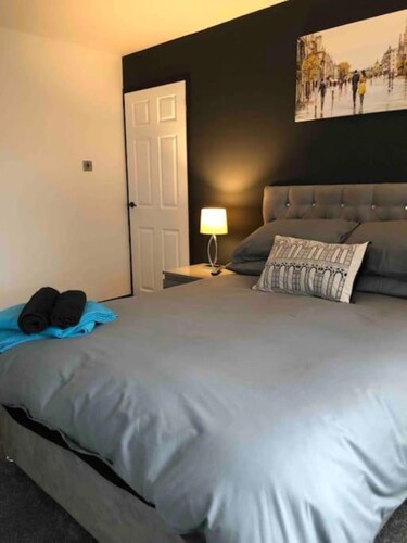 Entire 2 Bedroom Apartment 