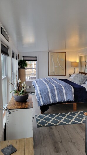 4 bedrooms, iron/ironing board, free WiFi, bed sheets - Sunset Shores for a Reason (Burdett)