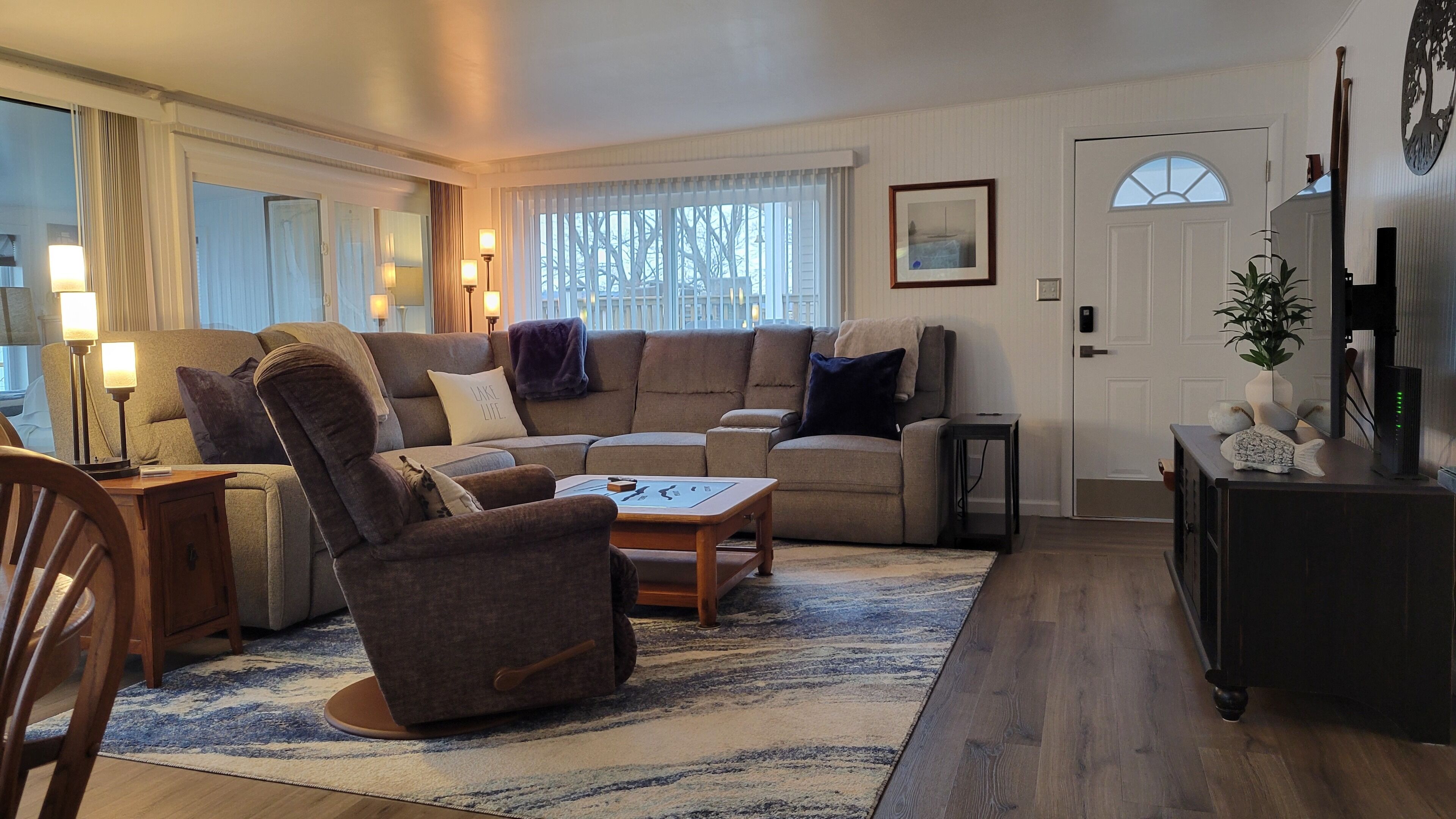 Téléviseur connecté, foyer, lecteur de DVD, livres