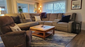 Smart TV, fireplace, DVD player, books - Sunset Shores for a Reason (Burdett)
