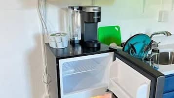 Réfrigérateur, micro-ondes, plaque de cuisson, cafetiÚre/bouilloire