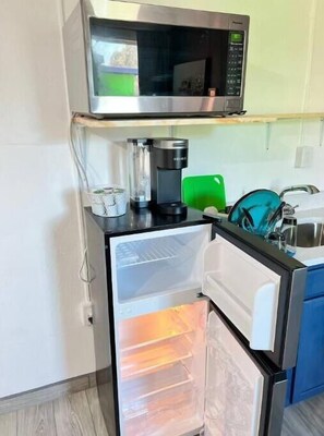 Réfrigérateur, micro-ondes, plaque de cuisson, cafetière/bouilloire