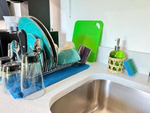 Een koelkast, een magnetron, een kookplaat