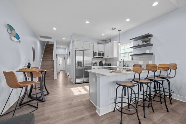 冷蔵庫、電子レンジ、オーブン、コンロ