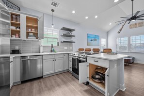 冷蔵庫、電子レンジ、オーブン、コンロ