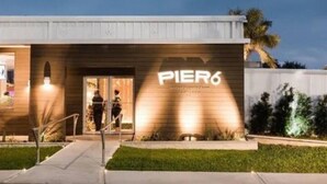 Un bâtiment moderne avec une enseigne indiquant « PIER6 » et une entrée en verre.