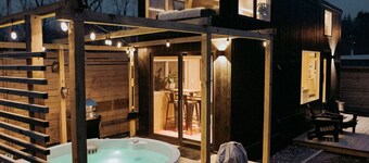 BLUSH: Boutique TINY home*private spa*walk to town
