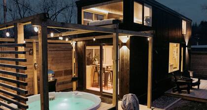 BLUSH: Boutique TINY home*private spa*walk to town
