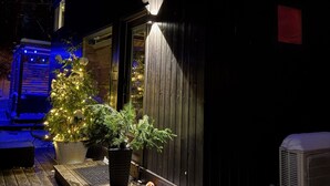 Un bâtiment moderne, illuminé la nuit par une enseigne au néon qui affiche le mot « BLUSH ».
