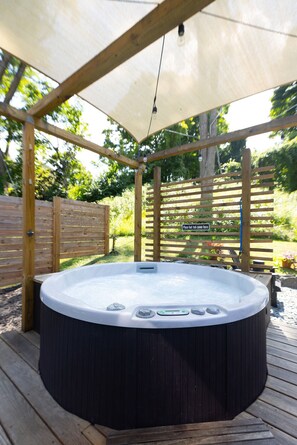 Bain à remous extérieur