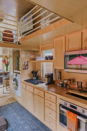 Jääkaappi, mikroaaltouuni, uuni, liesi