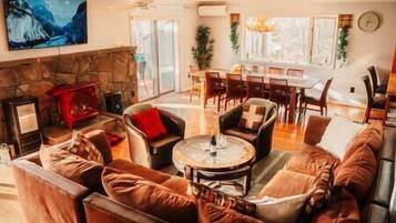 Télévision, cheminée, table de tennis de table