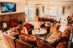 Télévision, cheminée, table de tennis de table