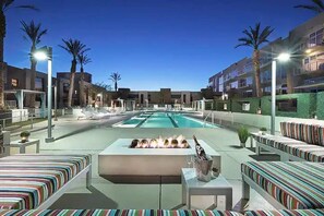 Outdoor pool, a heated pool - Loft Lv8 ※ Elegant Urban Oasis in Downtown Vegas (Las Vegas)