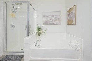 Bruser, hårtørrer, bidet, håndklæder