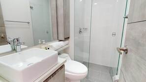 Asciugacapelli, asciugamani, sapone, carta igienica
