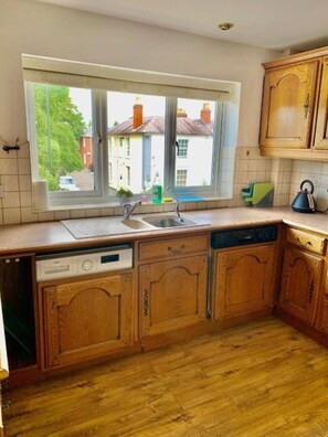 Kylskåp, mikrovågsugn, ugn och spishäll