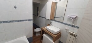 Hårføner, håndklær, såpe og toalettpapir