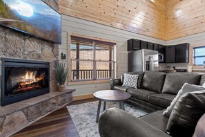 Smart-tv, eldstad, tv-spel och böcker