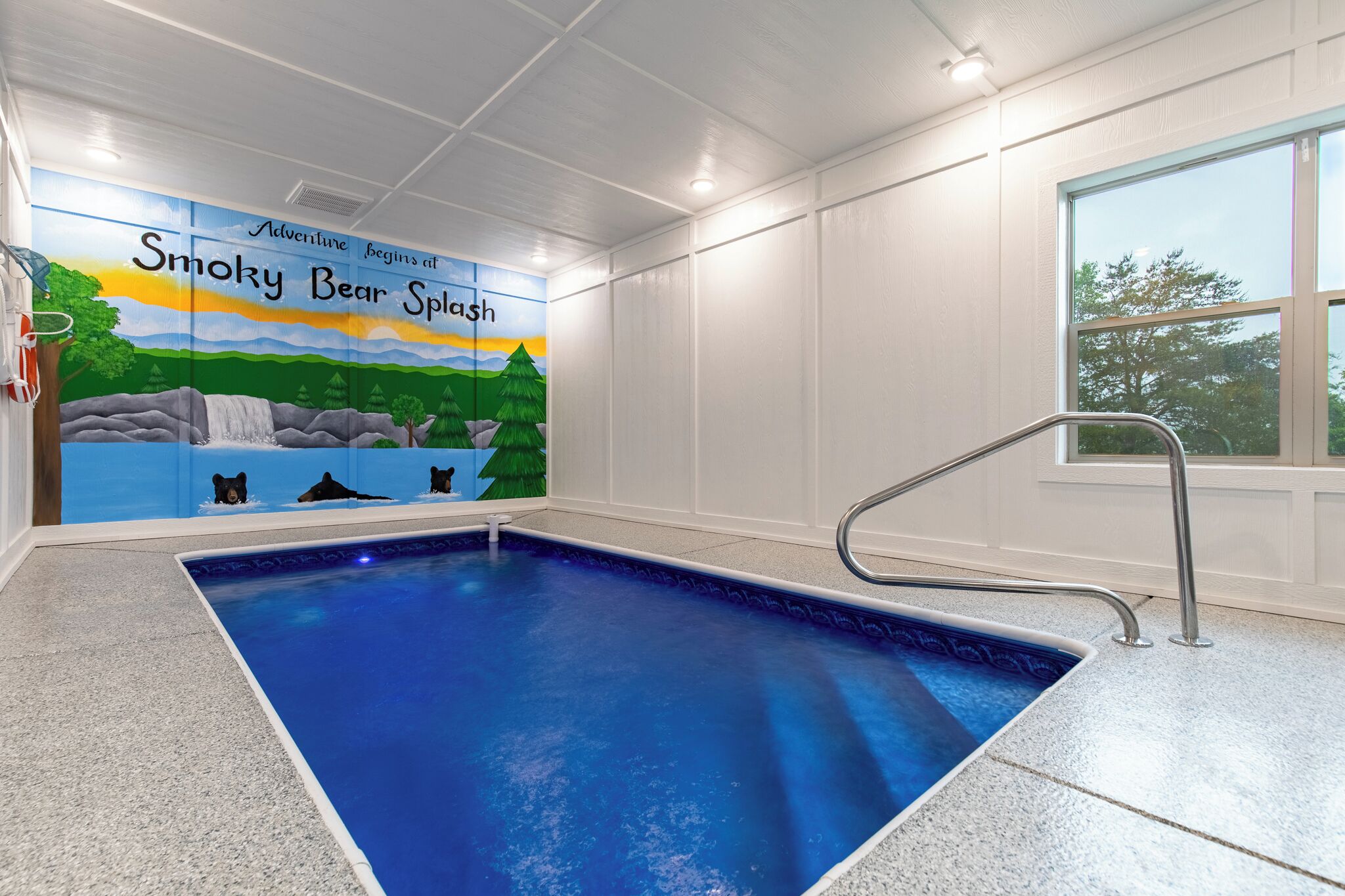 Innendørsbasseng og et oppvarmet basseng