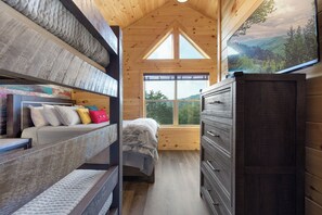 4 camere, una scrivania, ferro/asse da stiro, culla da viaggio