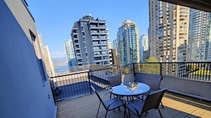 Outdoor dining - Penthouse Apartment w/ Patio, Harbour & City View (Vancouver)