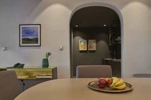 Deluxe-Apartment, 1 Queen-Bett und Schlafsofa, Küche, Stadtblick | Hochwertige Bettwaren, Minibar, Zimmersafe, individuell dekoriert