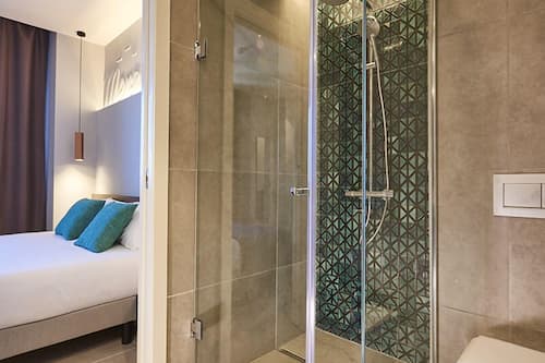 Chambre Standard Double ou avec lits jumeaux | Salle de bain | Articles de toilette gratuits, sèche-cheveux, chaussons