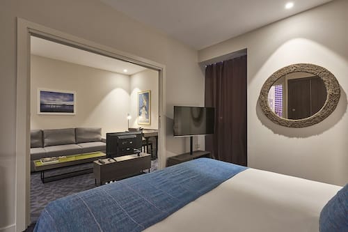 Ropa de cama de alta calidad, minibar, caja fuerte