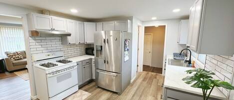 Køleskab, mikrobølgeovn, ovn, kogeplade